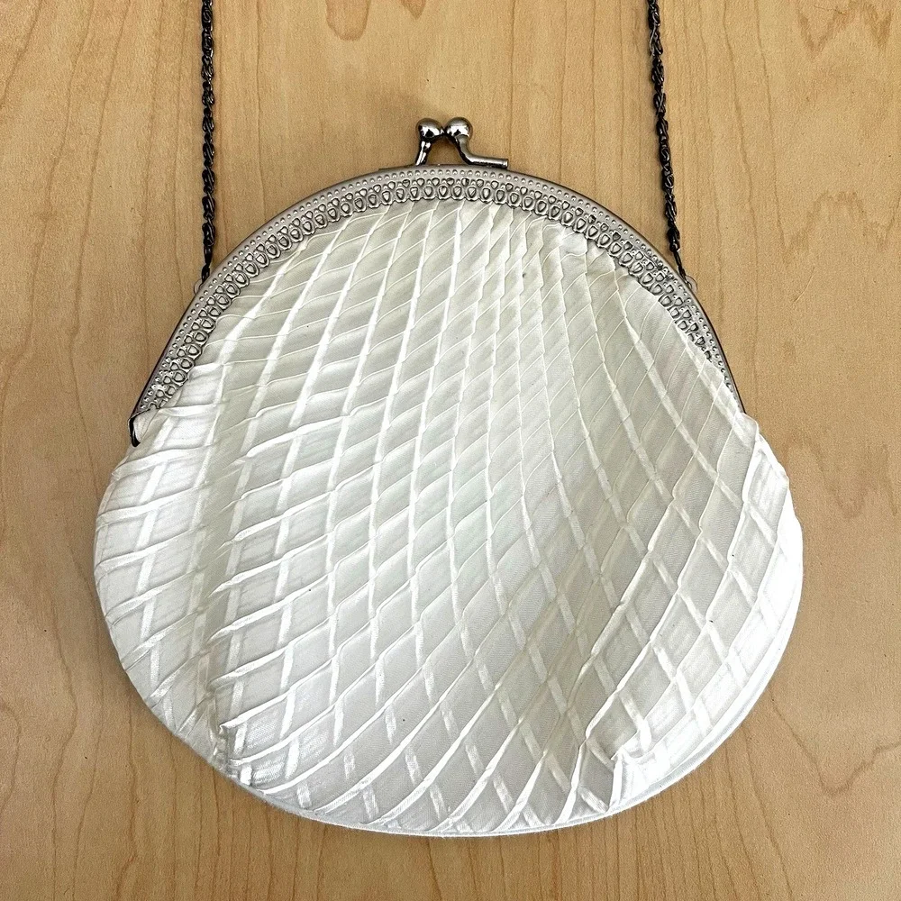Purse Evening Bag Crossbody Clutch Pleated Cream Satin Kiss Lock Clamshell Chain